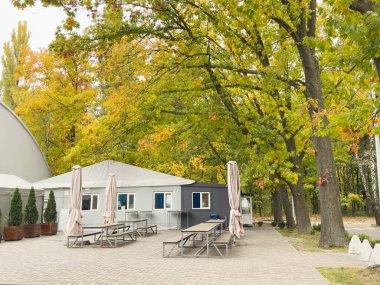 Sahilin yakınındaki dikdörtgen ahşap masa. Kahverengi ahşap masa, insan yok. Yüksek kalite fotoğraf
