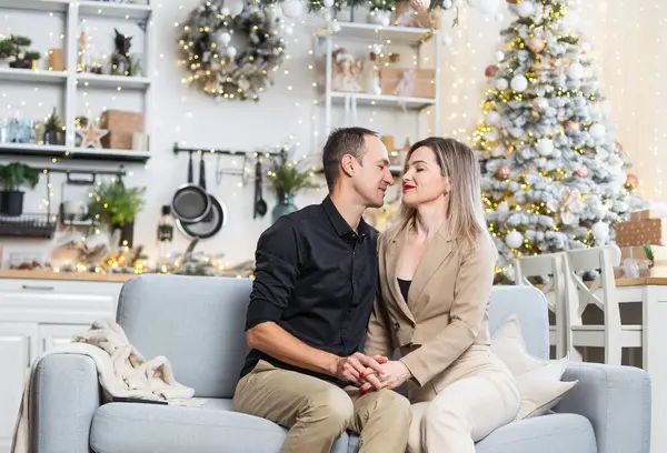 Yeni yıl süsleri içinde parlak renklerde güzel genç bir çift. Yüksek kalite fotoğraf