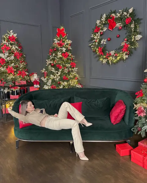 Gülümseyen kadın evde Noel kutlaması için hazırlanıyor. Yüksek kalite fotoğraf