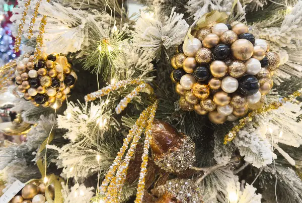 Noel ağacında çok güzel süslemeler var. Yakın plan. Güzel bir Noel geçmişi. Yeni yıl için dekorasyon ve dekor konsepti. Yeni yıl kartı 2025. Yüksek kalite fotoğraf