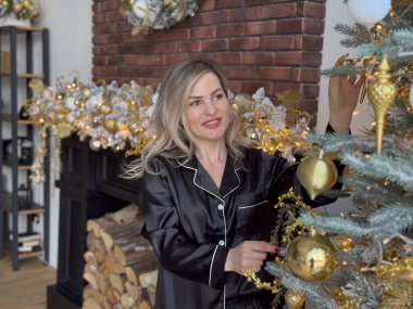 Tatile hazırlanan mutlu, güzel genç bir kadın. Yeni yıl konsepti. Mutlu noeller. Yüksek kalite fotoğraf