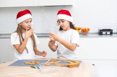 Çocuklar mutfakta Noel kurabiyeleri süslüyor. Yüksek kalite fotoğraf