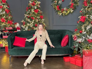 Gülümseyen kadın evde Noel kutlaması için hazırlanıyor. Yüksek kalite fotoğraf