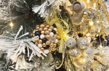 Festivallerde beyaz karlı Noel ağacını süsleme balosu ve ampulle kapatın. Yüksek kalite fotoğraf