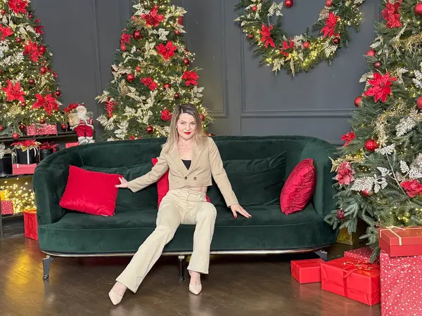 Gülümseyen kadın evde Noel kutlaması için hazırlanıyor. Yüksek kalite fotoğraf