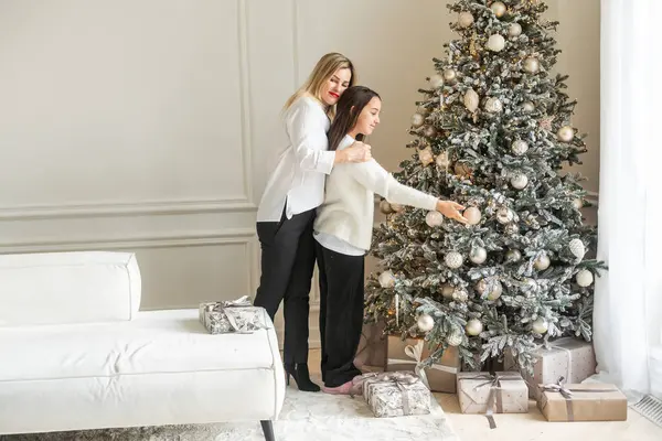 Aile, kış tatilleri ve insanların konsepti mutlu anne, baba ve küçük kızının evde Noel ağacı süslemesi. Yüksek kalite fotoğraf