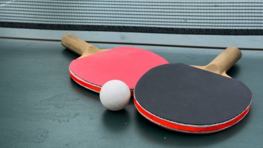 Masa tenisi. Mavi masa tenisi masası. Masa tenisi raketleri ve top. Spor ve sağlıklı yaşam tarzı kavramı. Yüksek kalite fotoğraf