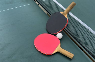 Masa tenisi ya da masa tenisi raketleri ve top masada. Yüksek kalite fotoğraf