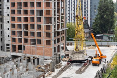 Apartman inşaatı, yoğun kentsel gelişim. Konut inşaatı süreci. Yüksek kalite fotoğraf