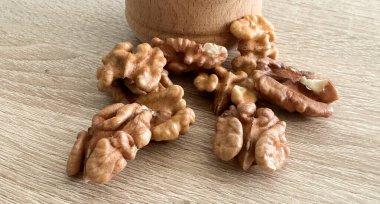 Soyulmuş ceviz. Tahta bir tahtanın üzerinde. Sağlıklı yiyecekler. Doğal arka plan. Yüksek kalite fotoğraf