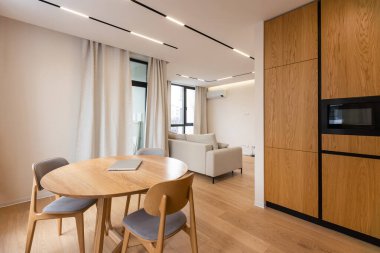 Lüks modern mutfak ekipmanları, gri ve meşe dolapları..