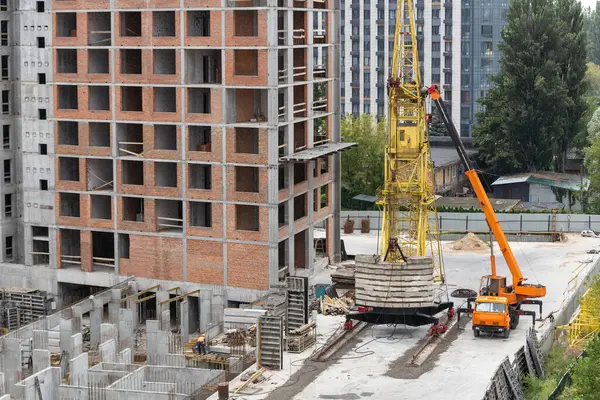 Apartman inşaatı, yoğun kentsel gelişim. Konut inşaatı süreci. Yüksek kalite fotoğraf