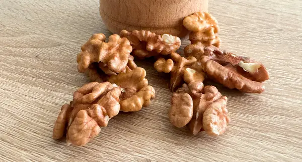 Soyulmuş ceviz. Tahta bir tahtanın üzerinde. Sağlıklı yiyecekler. Doğal arka plan. Yüksek kalite fotoğraf