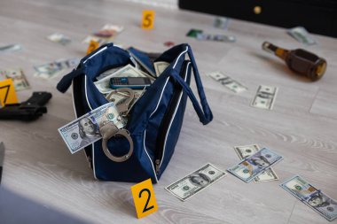 100 Dolarlık banknotlarla dolu bir çanta. Yüksek kalite fotoğraf