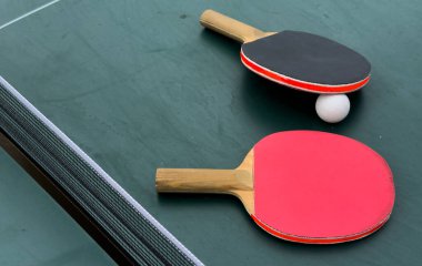 Masa tenisi ya da masa tenisi raketleri ve top masada. Yüksek kalite fotoğraf