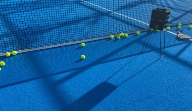  Toplar mavi bir raket tenis kortunun yanında, spor sahalarında. Yüksek kalite fotoğraf