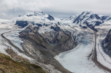 İsviçre Alpleri 'nin tepesindeki dağ katmanlarından oluşan bir manzara..
