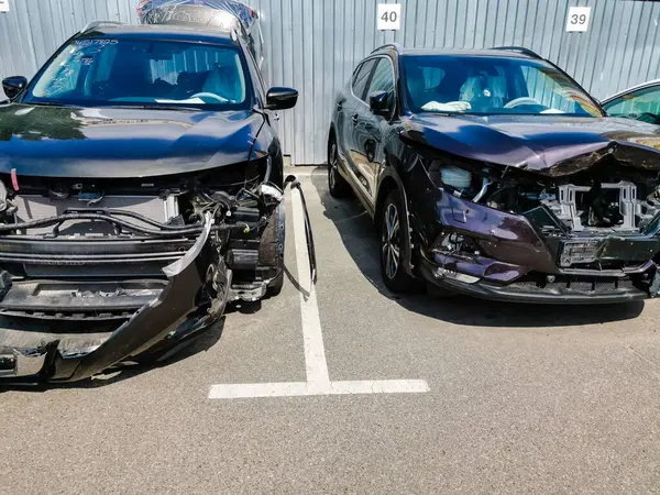 Yanmış ve terk edilmiş arabaların ön görüntüsü..