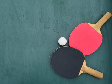 Beyaz top ile yeşil oyun masasında duran raketlerle profesyonel pinpon seti görüntüsü. Ön manzara. Yüksek kalite fotoğraf