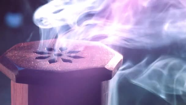 美丽的烟雾从雕刻的木香炉上升的波浪 — 图库视频影像
