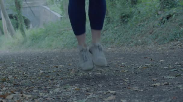 一个女人跳起来时 脚踏到地上的特写镜头 — 图库视频影像