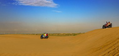 Rajasthan, Hindistan - 25 Ağustos 2022: Jaisalmer 'de ATV ile gezintiye çıkan turistler.
