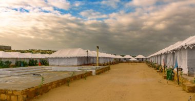 Jaisalmer, Rajasthan 'da Moody' nin altındaki çölde turistler için çadır alanı oteli..