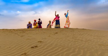 25 Ağustos 2022: Kimliği belirlenemeyen bir Rajasthani Yerel Müzisyen grubu, Hindistan 'ın Jaisalmer kentindeki Thar Çölü' nde sahne alıyor.,.