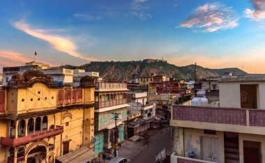 Arka planda antik şatosu olan güzel şehir manzarası