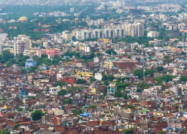 Dağlarla çevrili Rajasthan 'daki Şehir Manzarası.