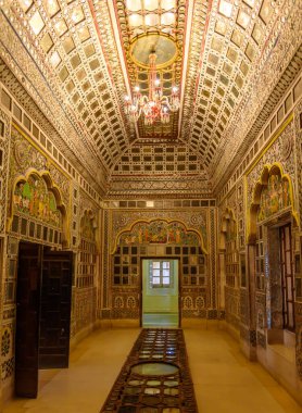 23 Ağustos 2022: Mehrangarh kalesi, Jodhpur, Rajasthan, Hindistan 'da güzel dekore edilmiş bir salon olan Phool Mahal' in görüntüsü. Salon muhtemelen Maharaja 'ların zevk kubbesine hizmet ediyordu..