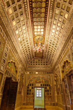 23 Ağustos 2022: Mehrangarh kalesi, Jodhpur, Rajasthan, Hindistan 'da güzel dekore edilmiş bir salon olan Phool Mahal' in görüntüsü. Salon muhtemelen Maharaja 'ların zevk kubbesine hizmet ediyordu..