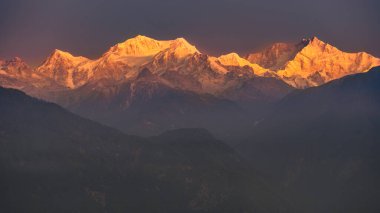 Haşmetli Kangchenjunga manzarası, Kanchenjunga olarak da bilinir, dünyanın en yüksek üçüncü dağıdır..  