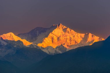 Haşmetli Kangchenjunga manzarası, Kanchenjunga olarak da bilinir, dünyanın en yüksek üçüncü dağıdır..  