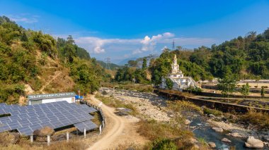 Jamuni Köprüsü manzarası, Görkemli Kangchenjunga 'ya bakan Shiva Heykeli, Darjeeling Bölgesi' nde Kanchenjunga olarak da yazılır..