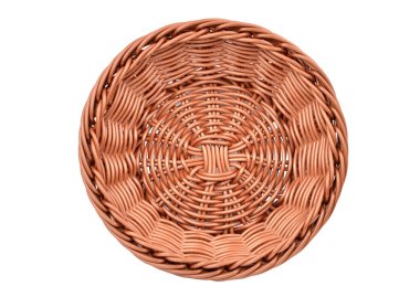 Hasarlı plastik sepet, beyaz arkaplanda izole edilmiş.