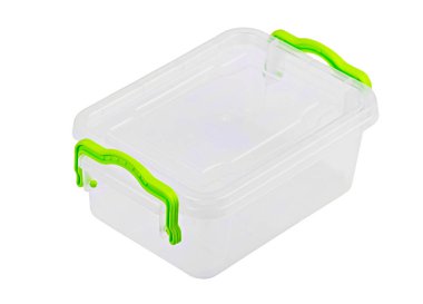 Yemek için şeffaf plastik kutu, beyaz arka planda izole edilmiş.