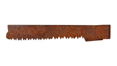 Eski paslı testere, beyaz arka planda izole edilmiş.