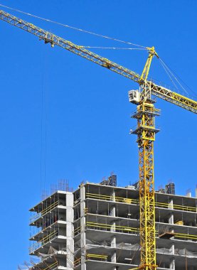 Mavi gökyüzüne karşı vinç ve şantiye