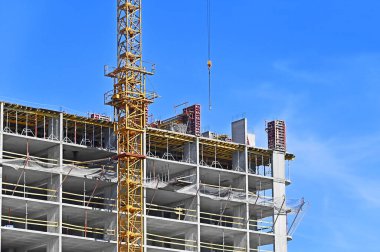 Biçimlendirmeli ve mavi gökyüzü olan inşaat alanı