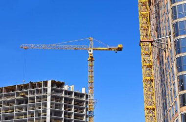 Yeni inşaat alanı vinçlerle çalışıyor