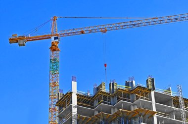 Vinçli ve gökyüzü olan çok aşamalı inşaat alanı