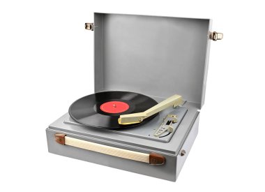 Plakası olan eski vinil çalar, beyaz arkaplanda izole edilmiş.