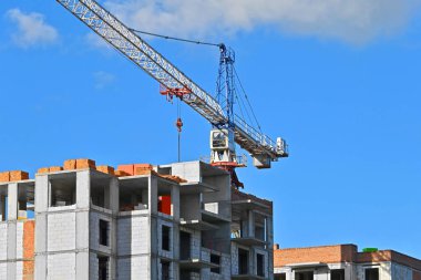 İnşaat alanı inşaatı kule vinçleriyle yapılıyor