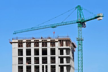 Yeni inşaat alanı vinçlerle çalışıyor