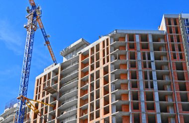 Vinç ve gökyüzü ile birlikte monolitik şantiye