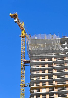 Vinçli ve gökyüzü olan çok aşamalı inşaat alanı