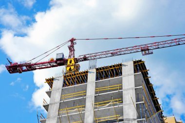 Mavi gökyüzüne karşı vinç ve inşaat yapmak