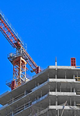 Vinçli ve mavi gökyüzü olan yüksek inşaat alanı