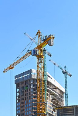 Vinç ve gökyüzü ile birlikte monolitik şantiye